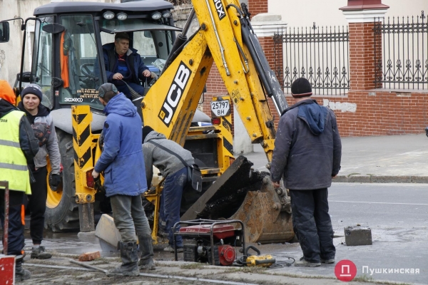 На Пастера прорвало газовую трубу: движение частично перекрыли. Фото