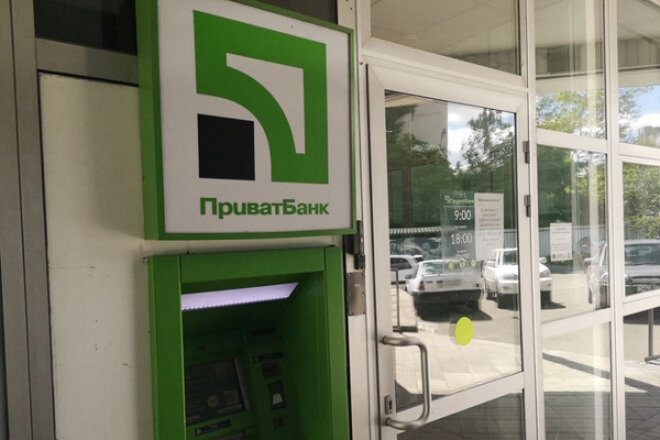 
Клиентка обвинила Приватбанк в краже денег: "зависли" при переводе через терминал
