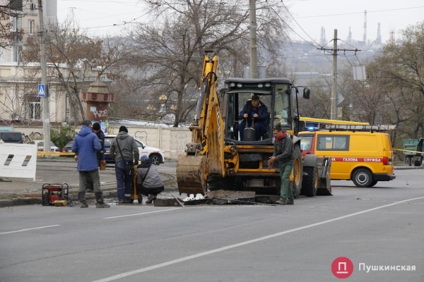 На Пастера прорвало газовую трубу: движение частично перекрыли. Фото