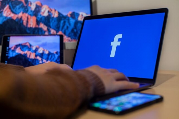 
Общественники требуют изменить формат работы YouTube, Facebook и Instagram в Украине: Зеленского просят вмешаться
