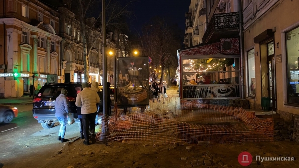 Пешеходную зону в центре Одессы еще не отменили, но по дороге гулять уже опасно: как это выглядит. Фото