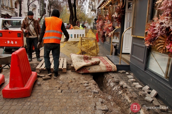 Большие «тротуарные» раскопки в центре Одессы: зачем они нужны и когда закончатся. Фото