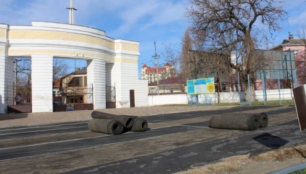 Занялись беговыми дорожками: в Аккермане продолжают ремонтировать стадион 