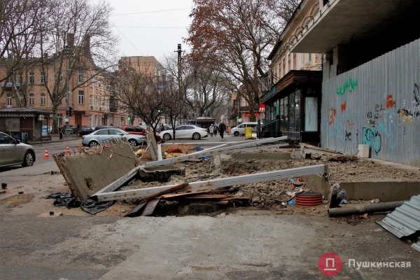 Мэрия не может заставить владельцев нахалстроя в центре Одессы убрать с тротуара развалины. Фото