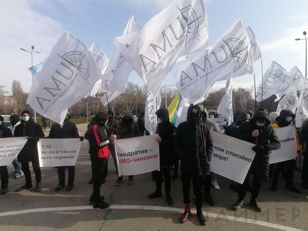 Митинг на проспекте Шевченко: от губернатора требуют вмешаться в ситуацию с выдачей документов морякам