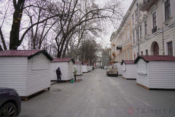 Это на Новый год: Приморский бульвар заставили ларьками 
