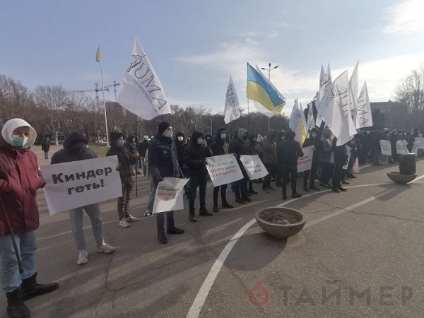 Митинг на проспекте Шевченко: от губернатора требуют вмешаться в ситуацию с выдачей документов морякам