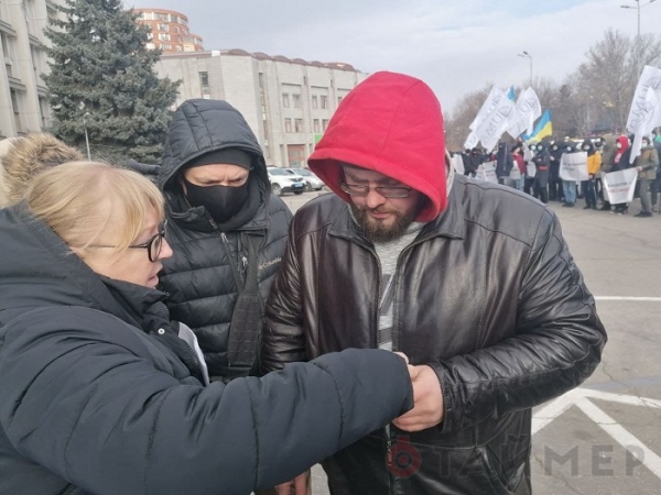 Митинг на проспекте Шевченко: от губернатора требуют вмешаться в ситуацию с выдачей документов морякам
