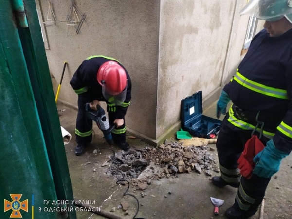 Белгород-Днестровские спасатели вытащили щенка из узкой трубы