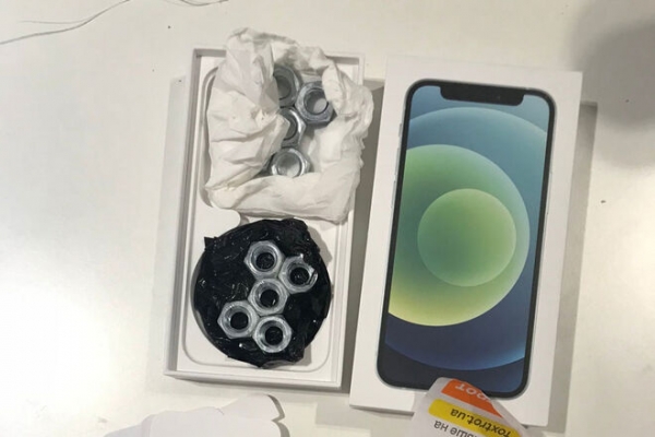 
Гайки вместо iPhone за 25 000 грн: известная сеть магазинов попала в скандал
