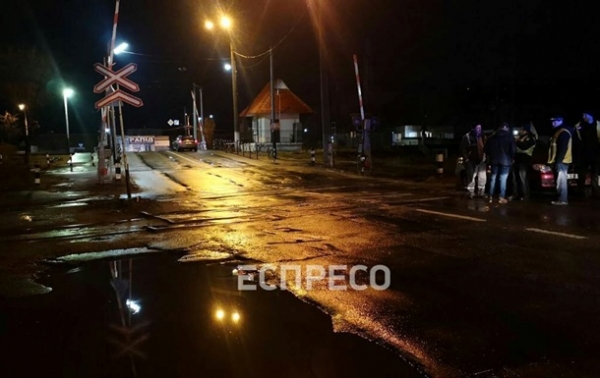 В Киеве тепловоз протаранил авто с ребенком внутри