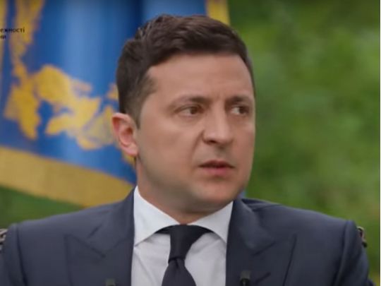 Оточення президента підштовхує його до війни на три фронти, — експерт