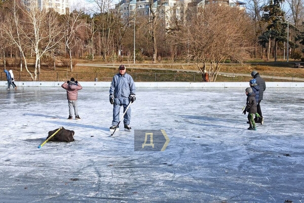 В парке Победы появился бесплатный каток 
