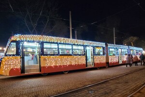 Сотни огней и колядки: как прошел парад рождественского транспорта в Одессе