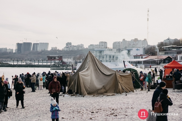 Тысячи людей, хорошая погода и запах глинтвейна: как в Одессе проходит Крещение. Фоторепортаж