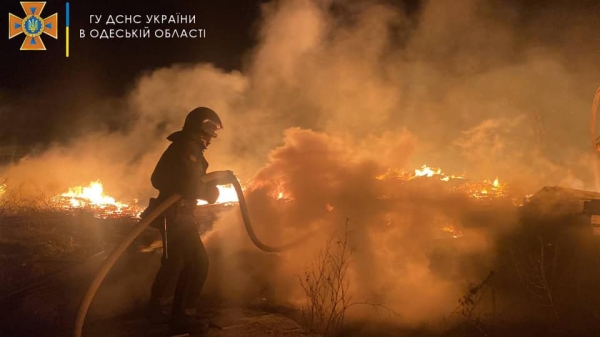 Ночью под Одессой полыхали строящиеся дома — тушили четыре десятка пожарных