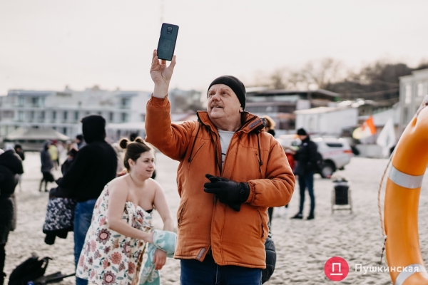 Тысячи людей, хорошая погода и запах глинтвейна: как в Одессе проходит Крещение. Фоторепортаж