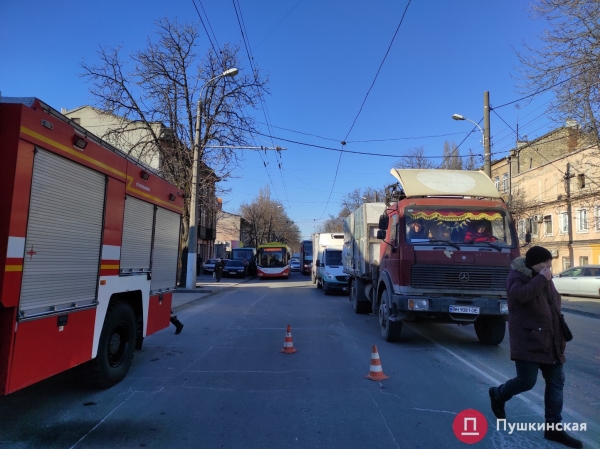 В Одессе автобус попал в ДТП: вылетел на встречку, снес дерево и врезался в мотосалон. Фото, обновлено