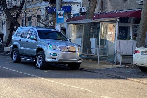 Новый год у автохамов в Одессе: свежая фотоподборка плохой парковки 