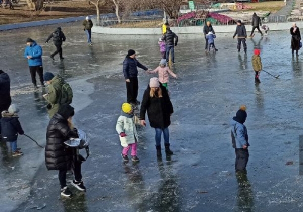 В парке Победы появился бесплатный каток 