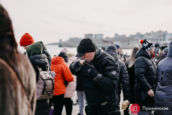 Тысячи людей, хорошая погода и запах глинтвейна: как в Одессе проходит Крещение. Фоторепортаж