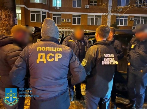 Одесские пожарные вымогали 400 долларов и 3000 гривен у владельца автозаправки