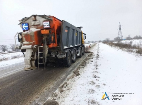 Полсотни единиц спецтехники чистят дороги Одесской области от снега в воскресенье