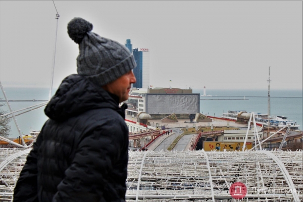Позитив, несмотря на погоду: как центр Одессы встретил первое утро нового года. Фоторепортаж