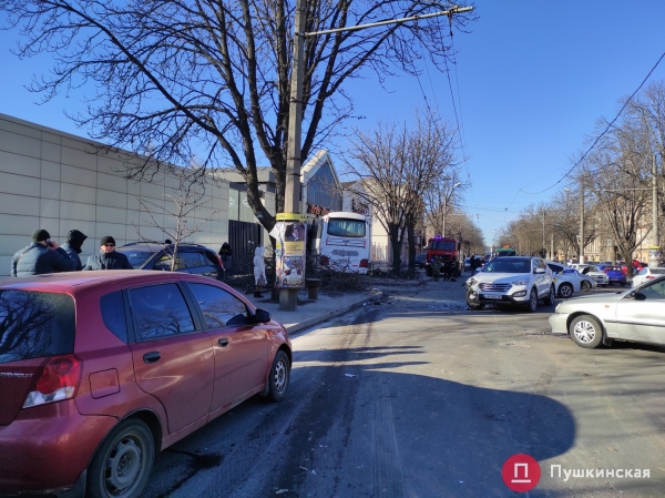 В Одессе автобус попал в ДТП: вылетел на встречку, снес дерево и врезался в мотосалон. Фото, обновлено
