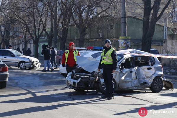 В Одессе автобус попал в ДТП: вылетел на встречку, снес дерево и врезался в мотосалон. Фото, обновлено
