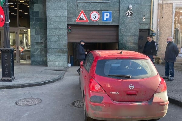 Новый год у автохамов в Одессе: свежая фотоподборка плохой парковки 