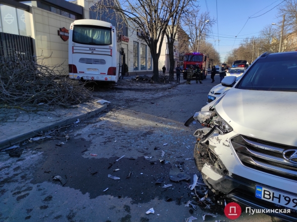 В Одессе автобус попал в ДТП: вылетел на встречку, снес дерево и врезался в мотосалон. Фото, обновлено