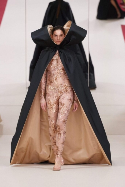 Алла Костромичева вышла на подиум Alexis Mabille в Париже