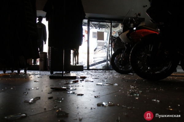 В Одессе автобус попал в ДТП: вылетел на встречку, снес дерево и врезался в мотосалон. Фото, обновлено