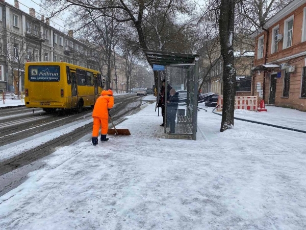 Одесская мэрия потребовала от предпринимателей немедленно убрать выпавший снег 
