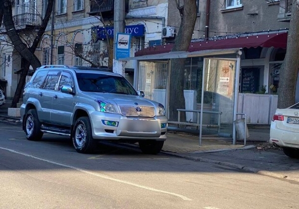 Новый год у автохамов в Одессе: свежая фотоподборка плохой парковки 