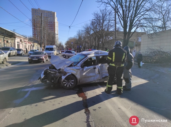 В Одессе автобус попал в ДТП: вылетел на встречку, снес дерево и врезался в мотосалон. Фото, обновлено