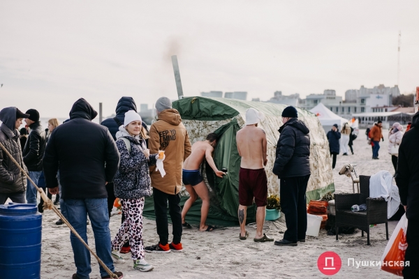 Тысячи людей, хорошая погода и запах глинтвейна: как в Одессе проходит Крещение. Фоторепортаж