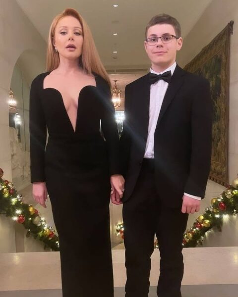 Тина Кароль вышла в свет с 13-летним сыном Тина Кароль вышла в свет с 13-летним сыном