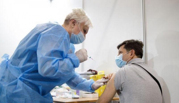 Украинцам заплатят за бустерную вакцинацию