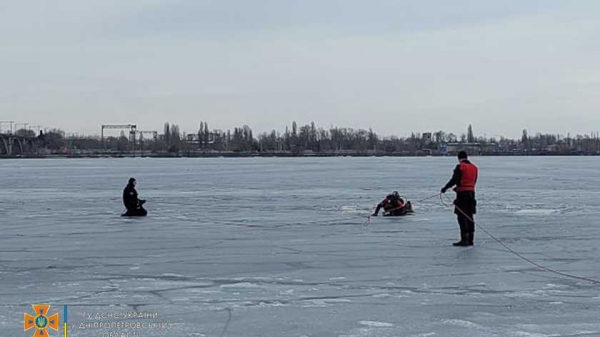 В Днепре двое подростков провалились под лед: один из них погиб