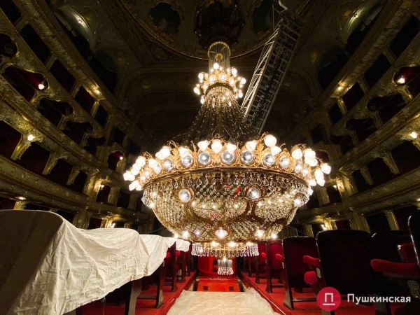 2 тонны красоты: как выглядит главная люстра Одесской оперы. Фото