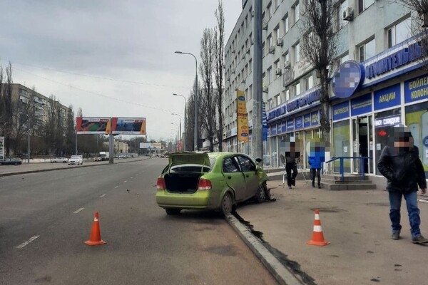 Не справился с управлением: в Одессе автомобиль влетел в столб (видео)