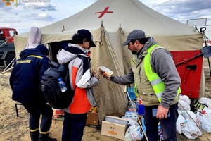 На границах с Румынией и Молдовой принимают беженцев: им все помогают 