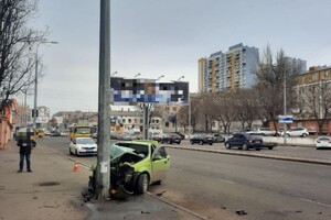 Не справился с управлением: в Одессе автомобиль влетел в столб (видео)
