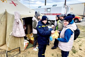 На границах с Румынией и Молдовой принимают беженцев: им все помогают 