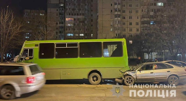 В Одессе пьяный водитель Toyota въехал в маршрутку: пострадали два человека, делом занимается полиция. Фото