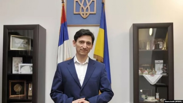 Сербские депутаты осадили украинского посла после его рассказа о нищете в Курске и бесплодии от «Спутника»
