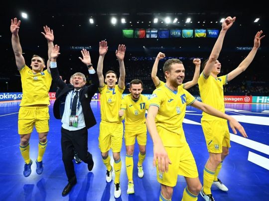 Українські футзалісти відзначили сенсацію на Євро-2022 «Червоною рутою» (відео)