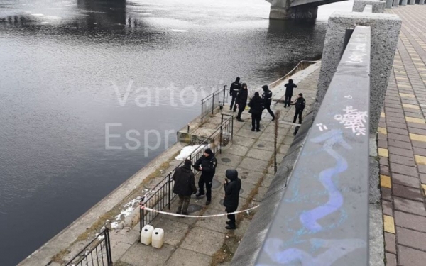 В Киеве из Днепра достали обнаженное тело мужчины